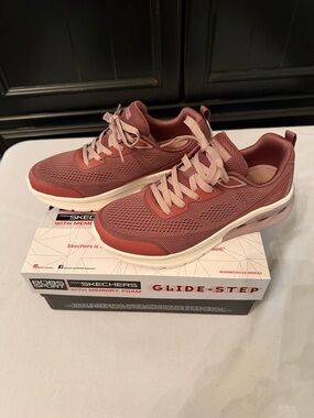 Skechers Bobs Sport/Arc Waves Now In
Glide Step with Memory Foam Size 8.5